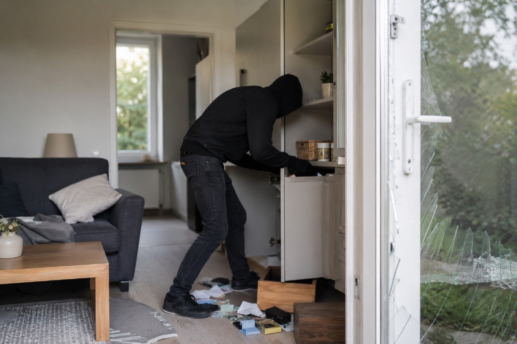 Einbrecher flieht nach Auslösung der Alarmanlage